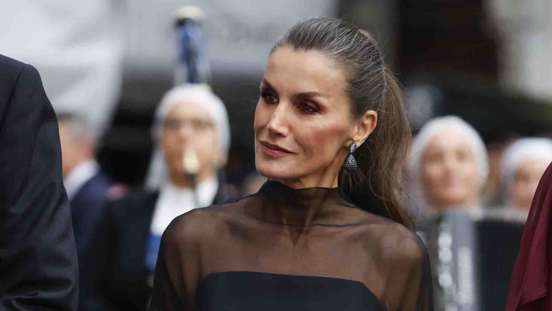 Diamantes negros y un vestido reinventado: la sofisticación de la Reina Letizia en Asturias