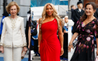 La Reina Sofía, Serena Williams y Paloma Rocasolano, Alberto Núñez Feijóo en los Premios Princesa de Asturias. (Foto: Gtres)