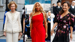 La Reina Sofía, Serena Williams y Paloma Rocasolano, Alberto Núñez Feijóo en los Premios Princesa de Asturias. (Foto: Gtres)