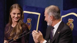 El Rey Felipe con la princesa Leonor en Oviedo. (Foto: Gtres)