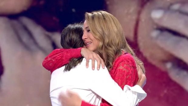 El abrazo entre Bea Archidona y Eugenia Osborne. (Foto: Telecinco)