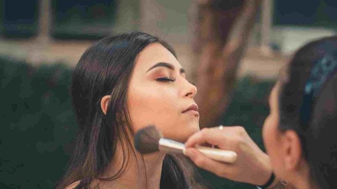 Soy maquilladora y este sencillo truco te va a quitar 10 años de encima: sólo necesitas un bronceador
