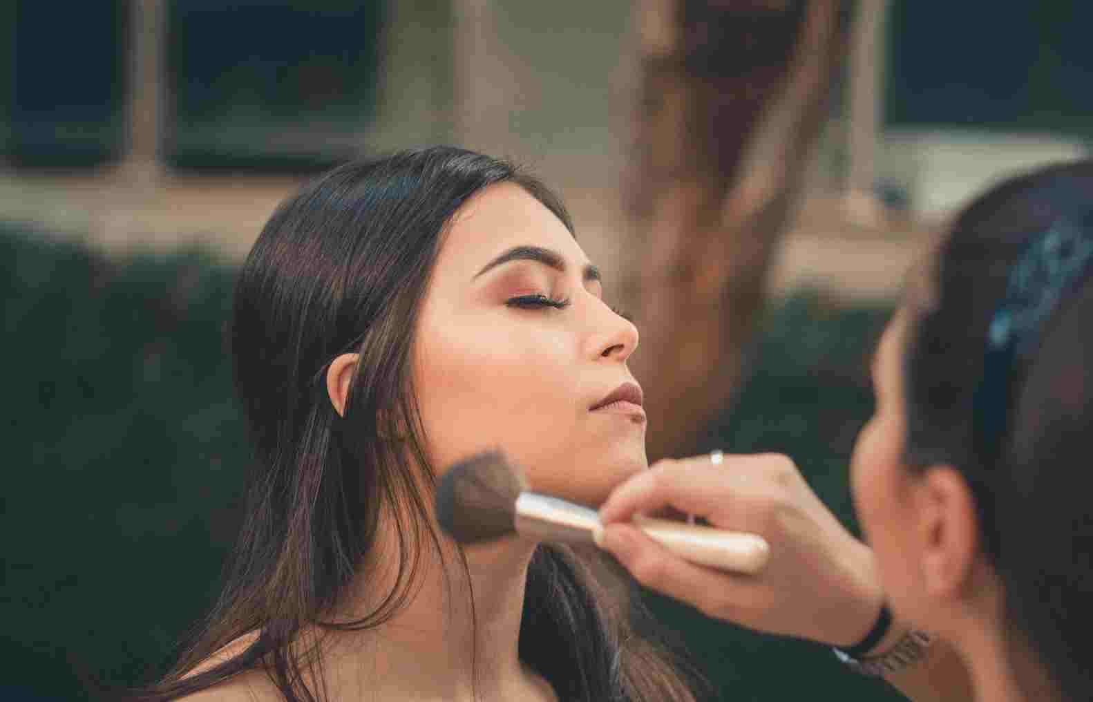 Soy maquilladora profesional y este sencillo truco te va a quitar 10 años: sólo necesitas un bronceador