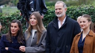 La Reina Letizia, la infanta Sofía, el Rey Felipe y la princesa Leonor en Valdesoto. (Foto: Gtres)