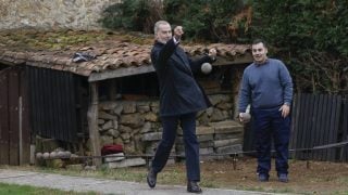 Felipe VI jugando a los tradicionales bolos asturianos. (Foto: Gtres)