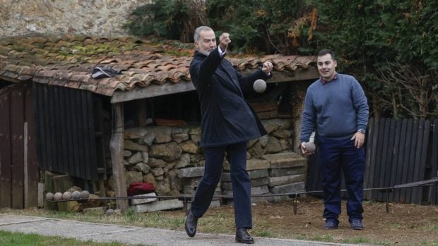 Felipe VI jugando a los tradicionales bolos asturianos. (Foto: Gtres)