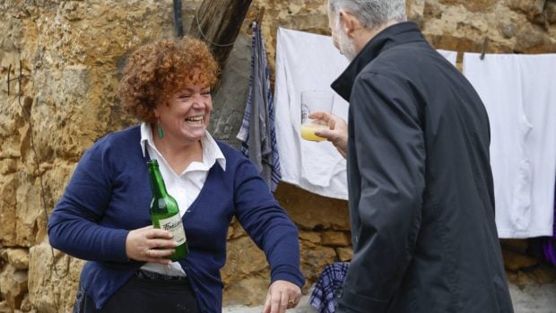 Felipe VI bebiendo un culín de sidra. (Foto: Gtres)
