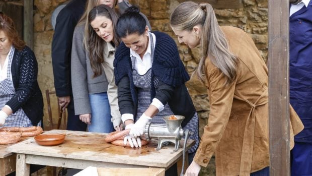 La princesa Leonor haciendo chorizos en Valdesoto. (Foto: Gtres)