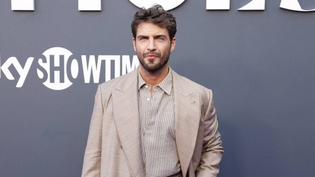 Maxi Iglesias posando en un photocall. (Foto: Gtres)
