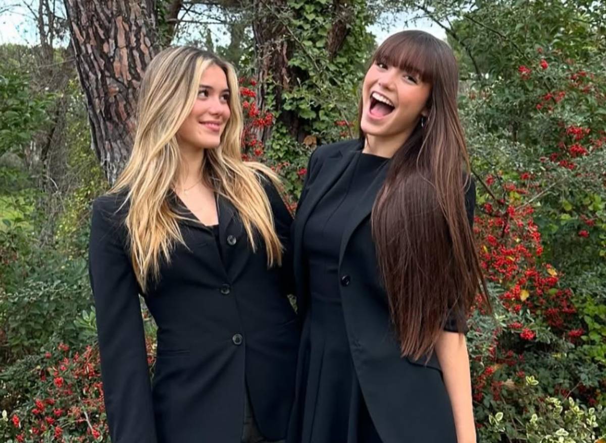 Las dos jóvenes, ambas vestidas con trajes oscuros, posando al aire libre. (Foto: Redes Sociales)