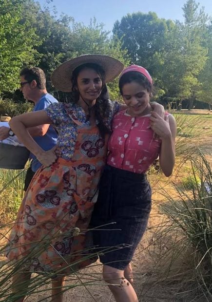 Penélope Cruz y Rosalía en el rodaje de 'Dolor y gloria'. (Foto: Gtres)