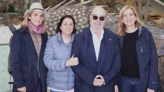 Las infantas Elena y Cristina con el matrimonio Resines. (Foto: Redes sociales)