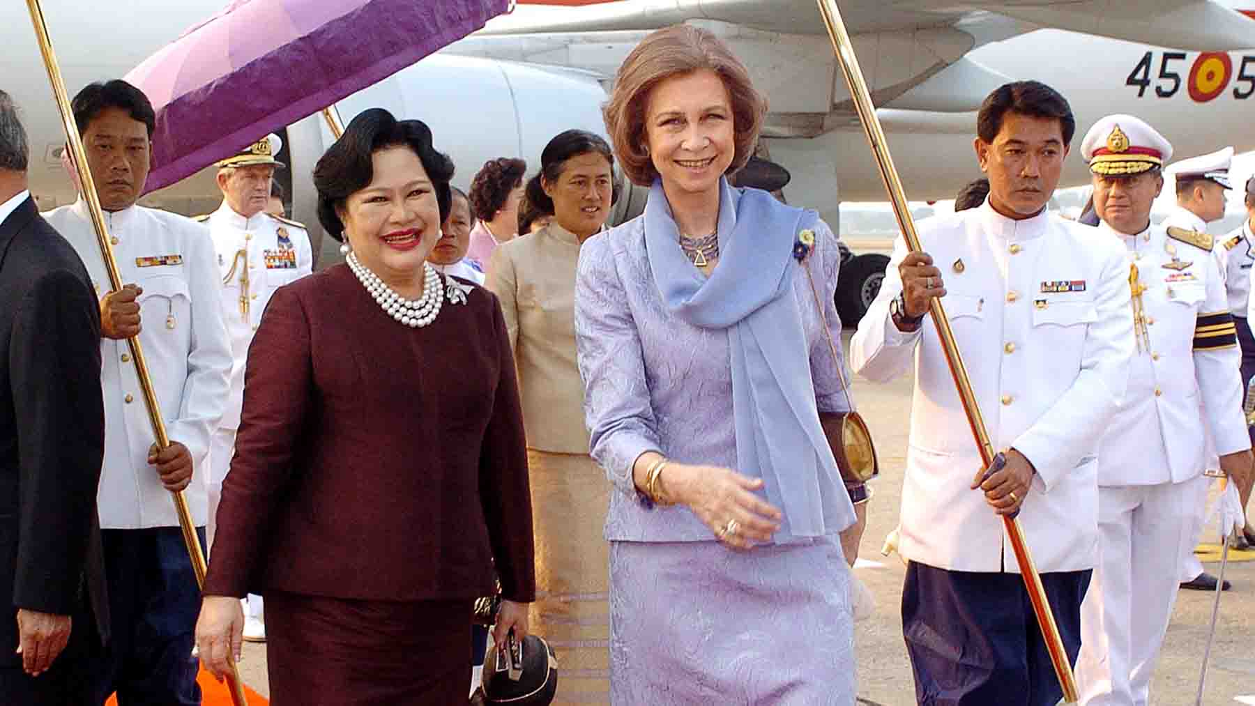 Musa de Balmain y cercana a la Reina Sofía: adiós a la reina Sirikit, la reina madre de Tailandia