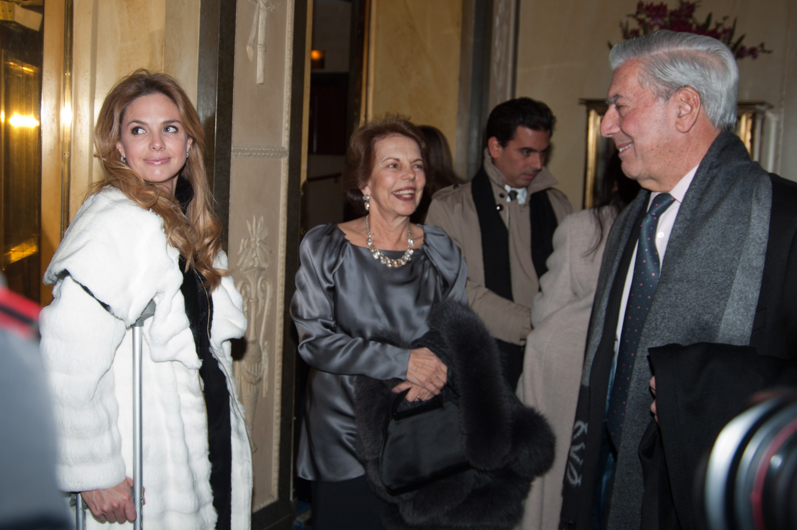 Genoveva Casanova junto a la familia de Mario Vargas Llosa. (Foto: Gtres)