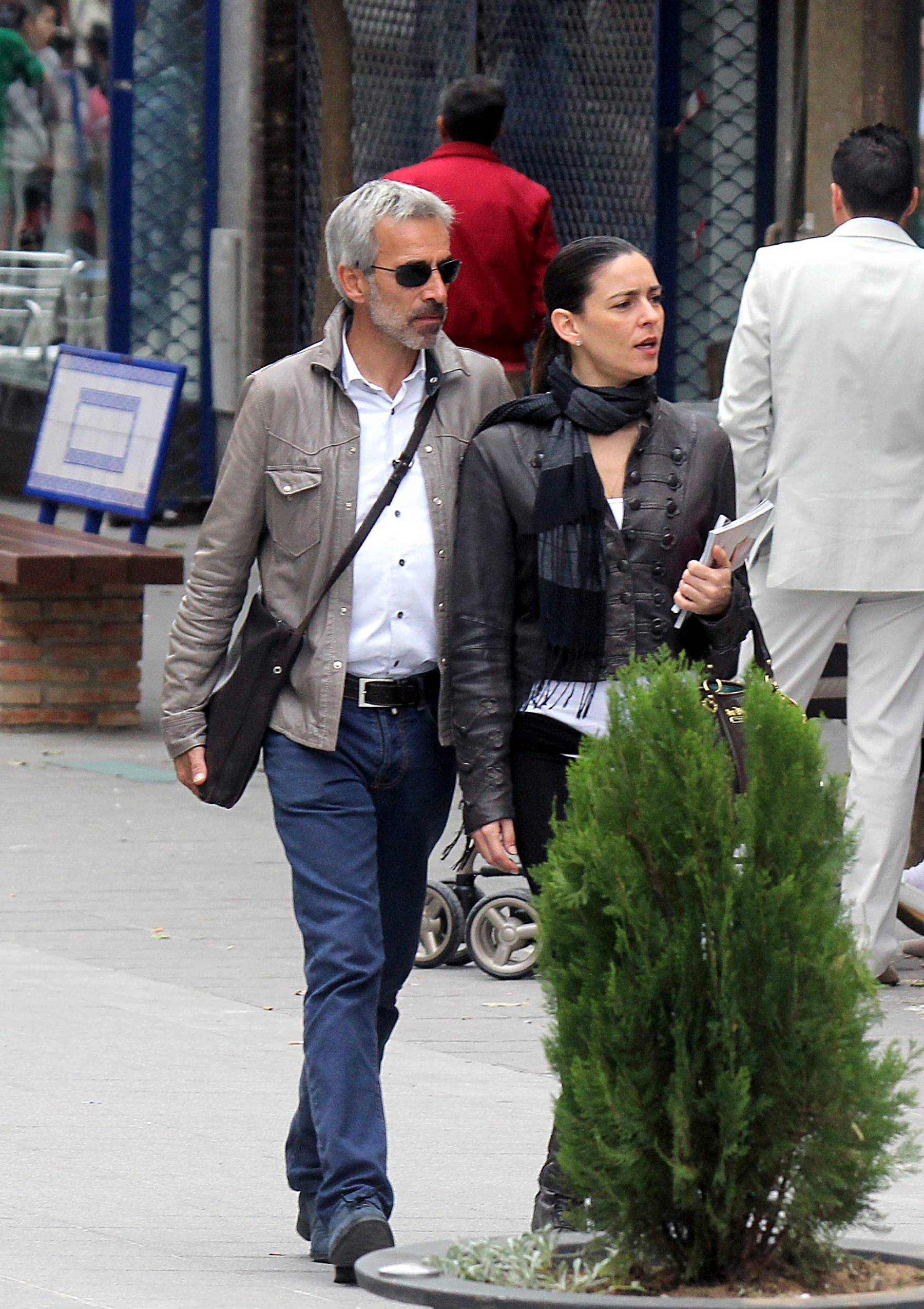 Imanol Arias e Irene Meritxell por las calles de Sevilla. (Foto: Gtres)