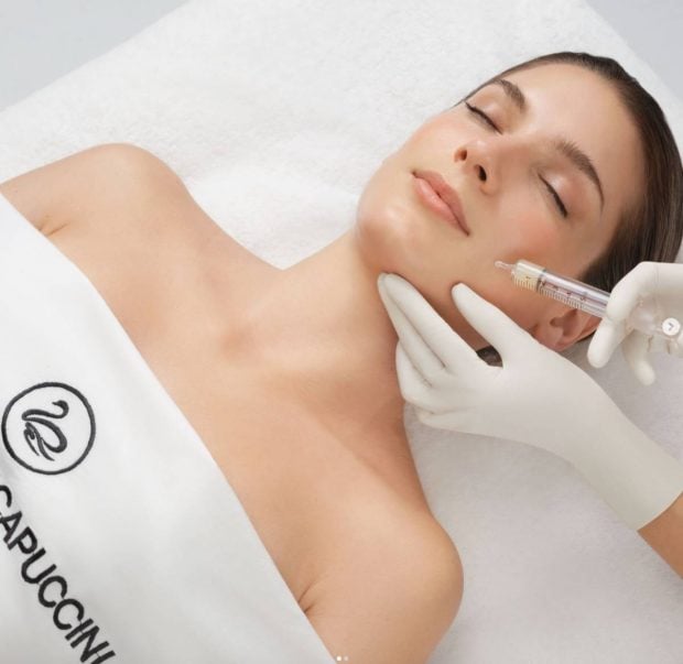 Un especialista, con guantes, aplica un tratamiento facial avanzado con una cánula. (Foto cedida por Germaine de Capuccini)