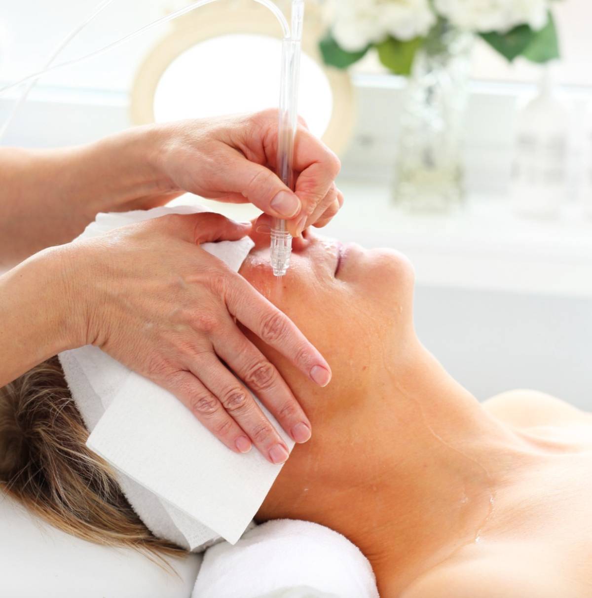 Una persona recibe un tratamiento estético con aparatología profesional. (Foto cedida por Germaine de Capuccini) 