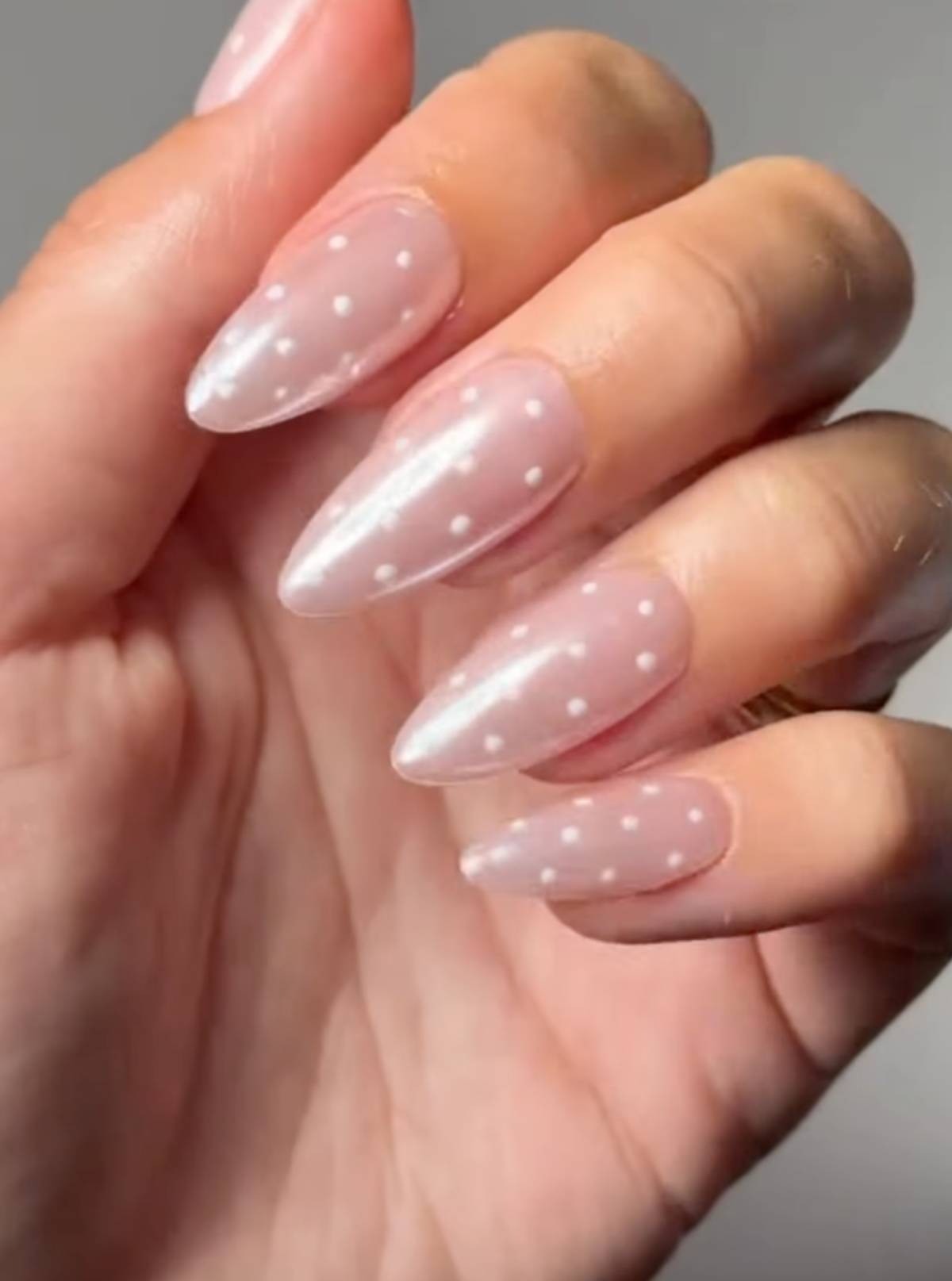 Base rosada ligera con puntos blancos. (Foto: Redes Sociales)