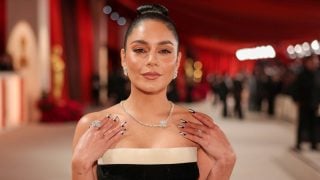 Demi Lovato con un diseño en nude base con detalles negros gráficos. (Foto: Gtres)