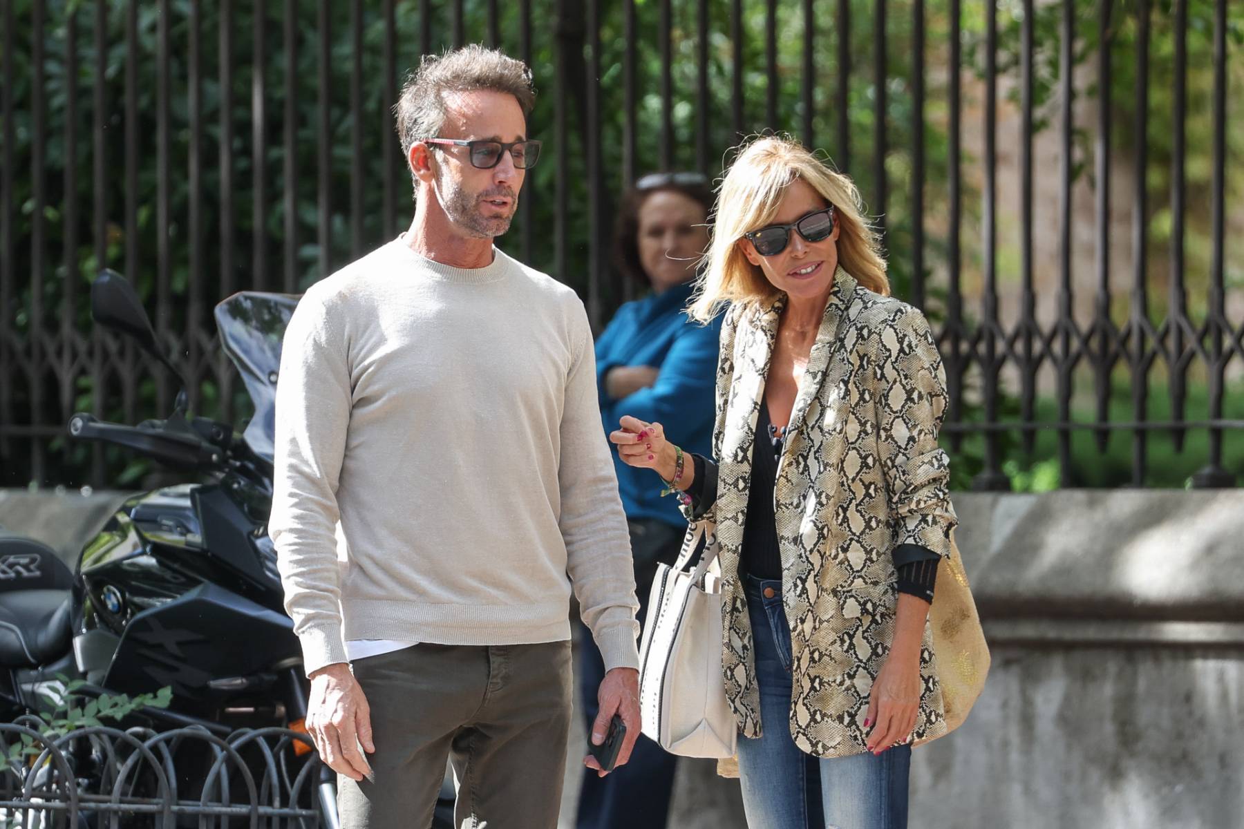 Álvaro Muñoz Escassi y Lara Dibildos por las calles de Madrid. (Foto: Gtres)
