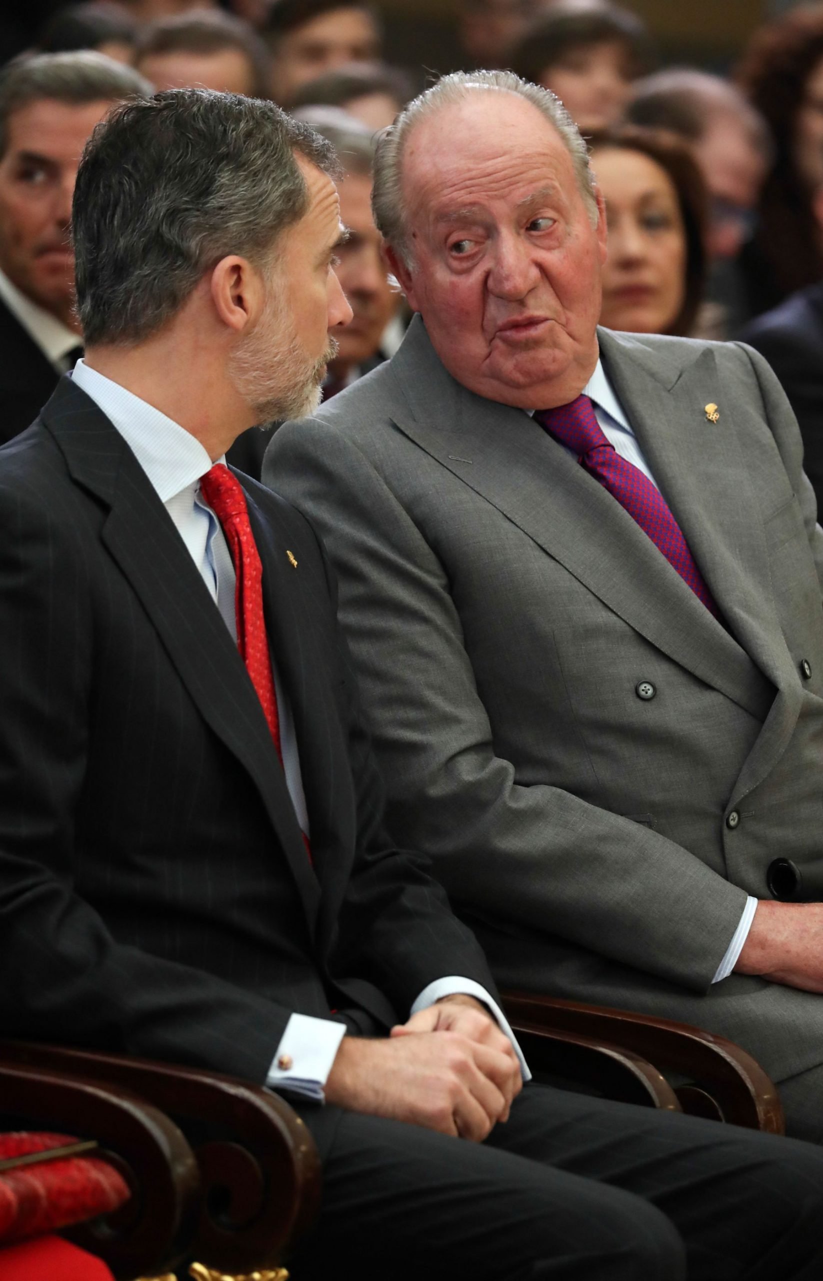 El Rey Felipe y Don Juan Carlos charlando en un acto. (Foto: Gtres)