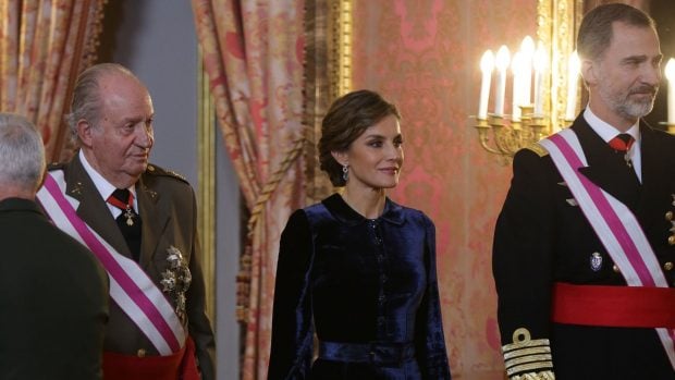 La Reina Letizia y el Rey Felipe junto a Don Juan Carlos en un acto. (Foto: Gtres)