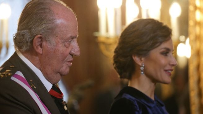 La Reina Letizia y el rey Juan Carlos. (Foto: Gtres)