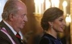 Juan Carlos I y la Reina Letizia durante un acto público. (Foto: Gtres)