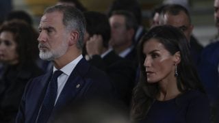 Los Reyes Felipe y Letizia en el homenaje de Estado a las víctimas de la DANA. (Foto: Gtres)