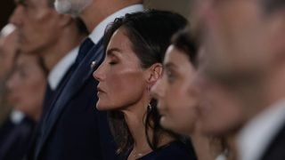 La Reina Letizia en el homenaje de Estado a las víctimas de la DANA. (Foto: Gtres)