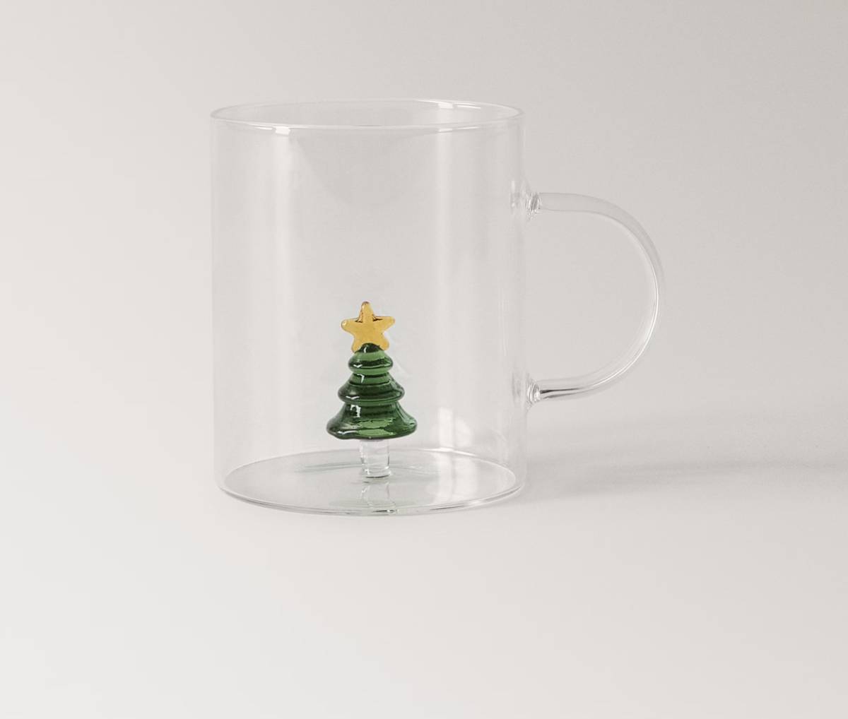 Taza con árbol de navidad. (Foto: Zara Home)