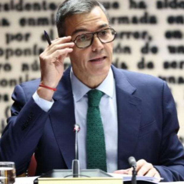 Sánchez también ha lucido en el Senado su talismán: si mítica corbata de García Madrid. (Foto: Okdiario)