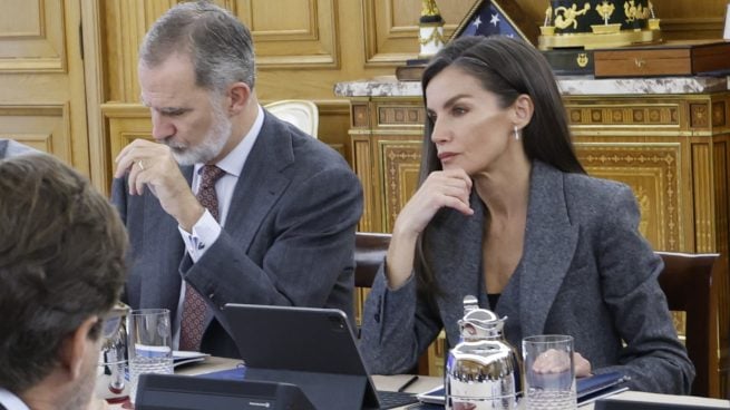Letizia en la reunión con los delegados de la Fundación Princesa de Gerona. (Foto: Gtres)