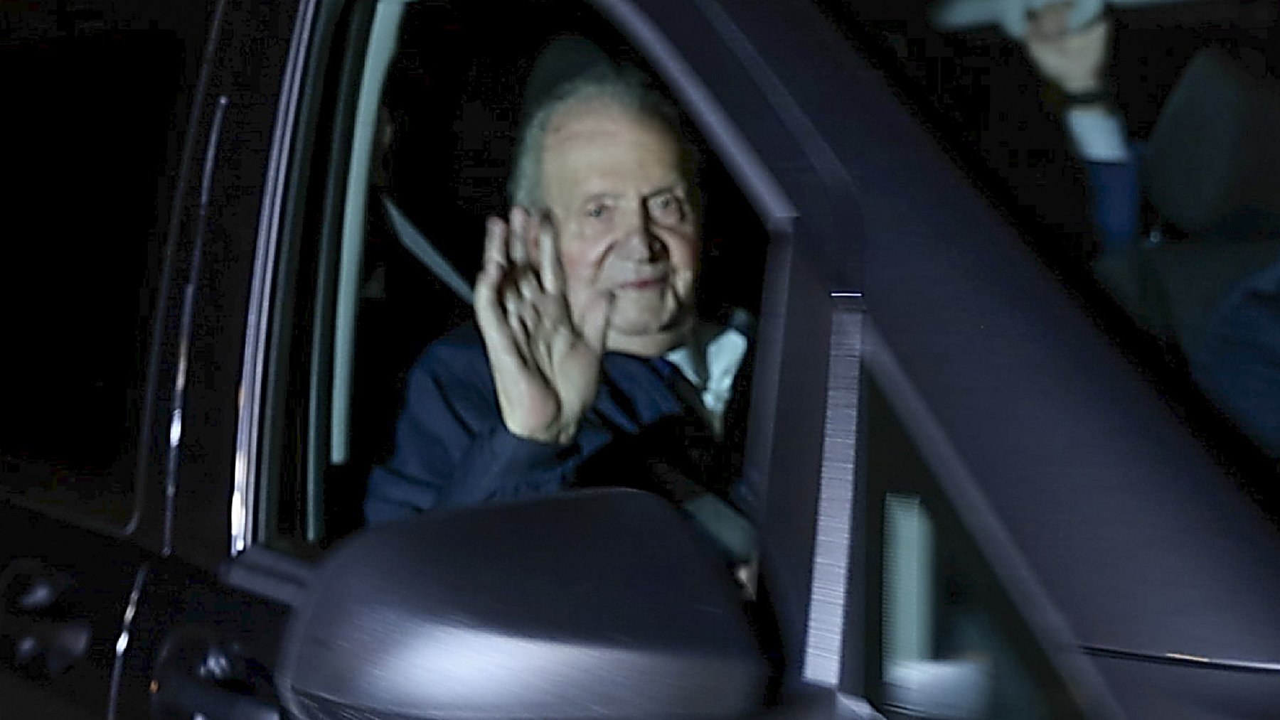 El Rey Juan Carlos aterriza en España e ingresa en una clínica privada tras el avance de sus memorias