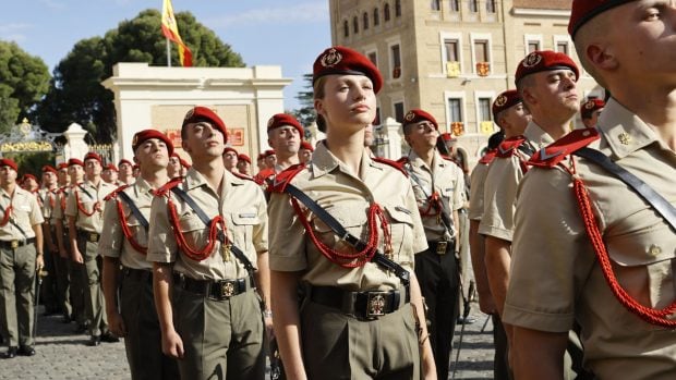 La princesa Leonor de Borbon durante el acto de recibimiento del sable oficial en la Academia General de Zaragoza. (Foto: Gtres)
