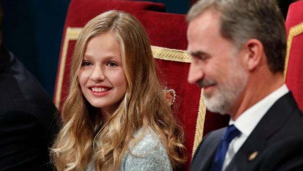 Leonor y su padre, el Rey Felipe, durante su debut en los Premios Princesa de Asturias. (Foto: Gtres)