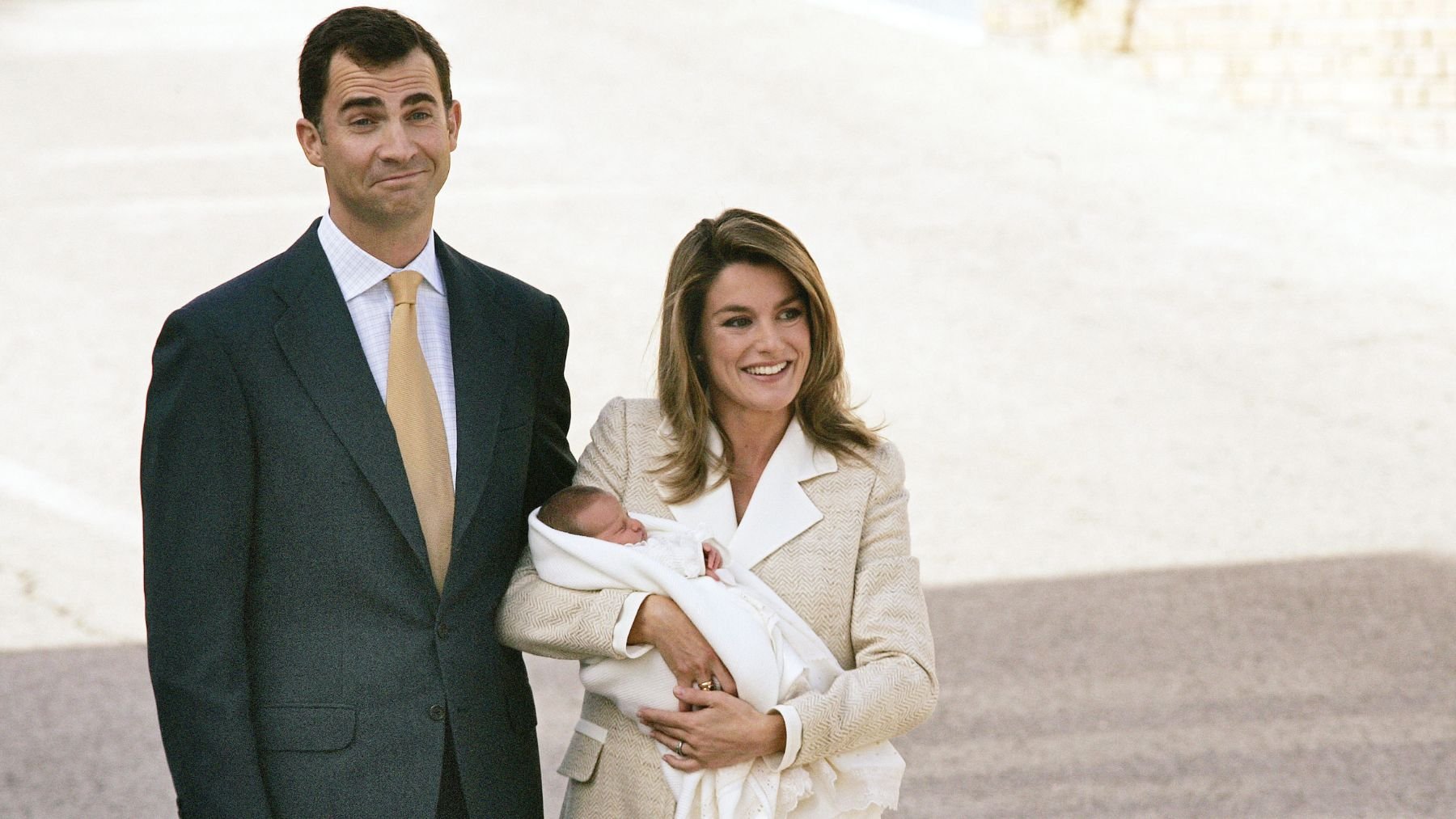Los reyes presentan a su hija a la salida de la clínica Ruber de Madrid. (Foto: Gtres)