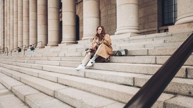 La camiseta oversize de rayas que arrasa entre las más pijas: es de Zara y cuesta menos de 18 euros