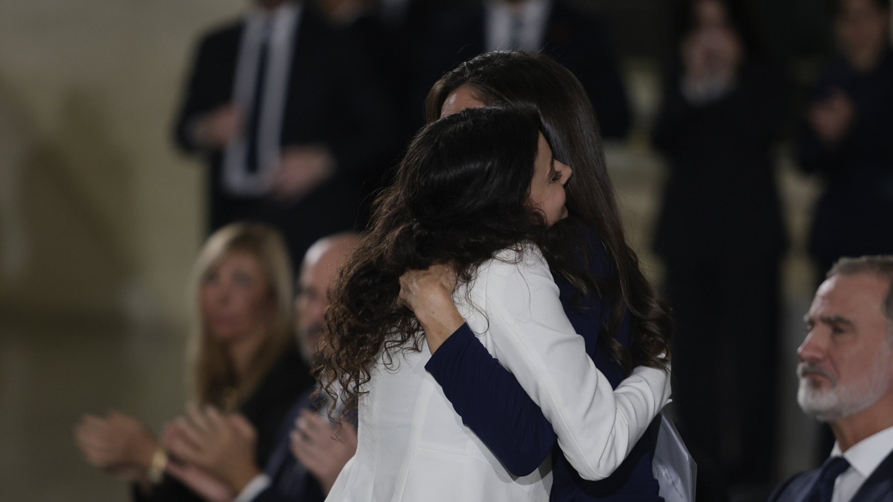 El abrazo de la Reina Letizia a una víctima de la DANA que se ha hecho viral en redes