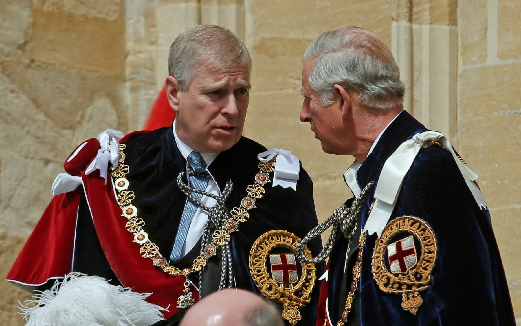 El príncipe Andrés y el Rey Carlos III en su coronación. (Foto: Gtres)