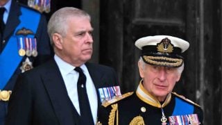 El rey Carlos III delante de su hermano. (Foto: Gtres)