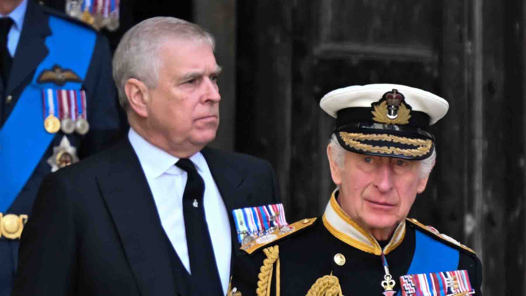 De príncipe a paria: las claves de la caída en desgracia de Andrés y la difícil tesitura de Carlos III