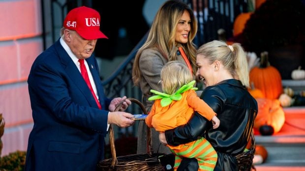 Donald Trump recibe a varios niños en la Casa Blanca para celebrar Halloween. (Foto: Gtres)