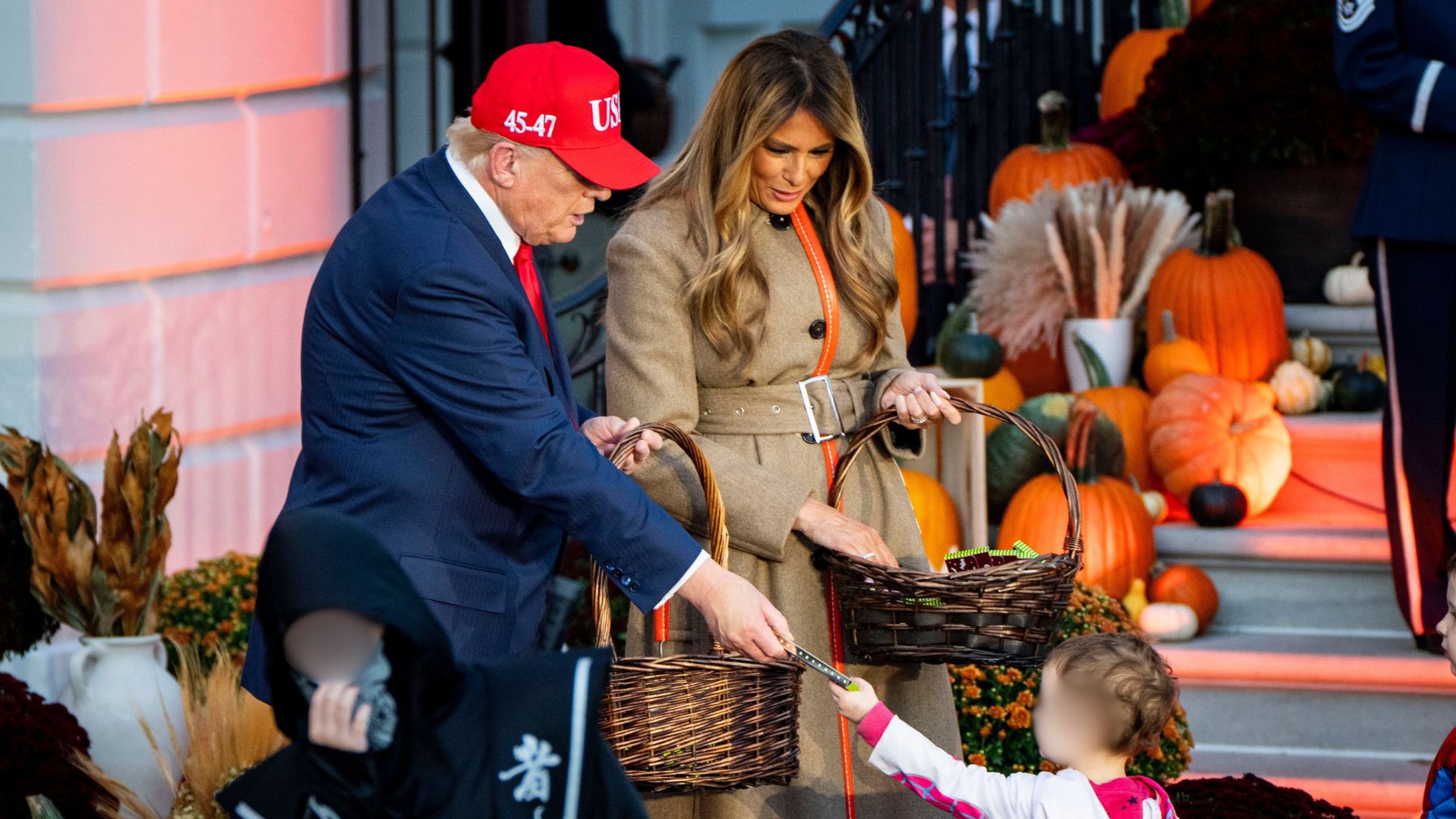 Donald Trump repartiendo golosinas a los niños en Halloween. (Foto: Gtres)