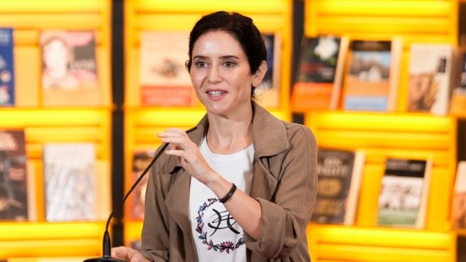 Ayuso luce una camiseta de 'Héroes del Silencio' en la reapertura del Fnac de Callao. (Foto: Gtres)