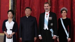 Los reyes junto a Xi Jinping y su esposa Peng Liyuan en 2018. (Foto: Gtres)
