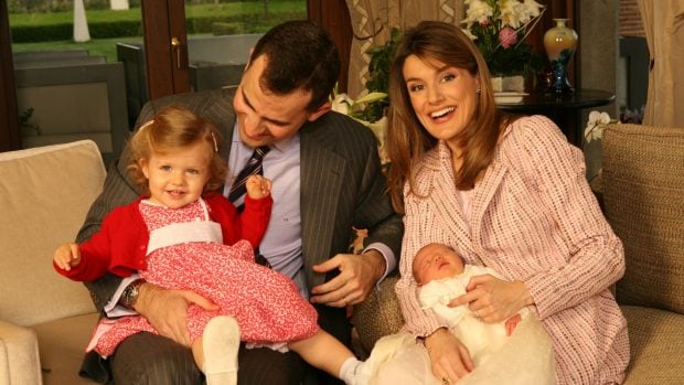 Los reyes posan junto a sus dos hijas. (Foto: Gtres)