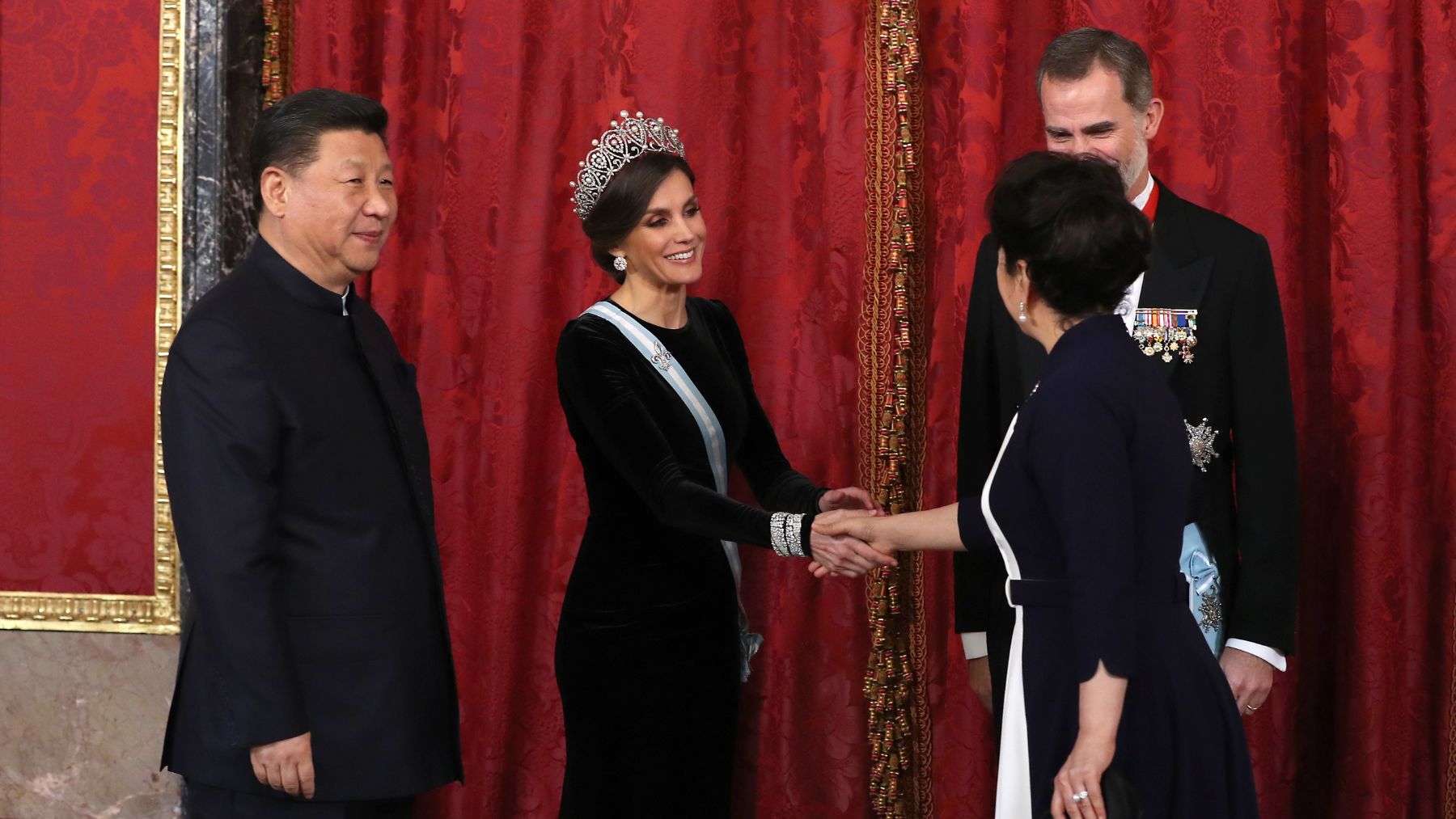 Los reyes saludan a Xi Jinping y su esposa Peng Liyuan durante su encuentro en 2018. (Foto: Gtres)