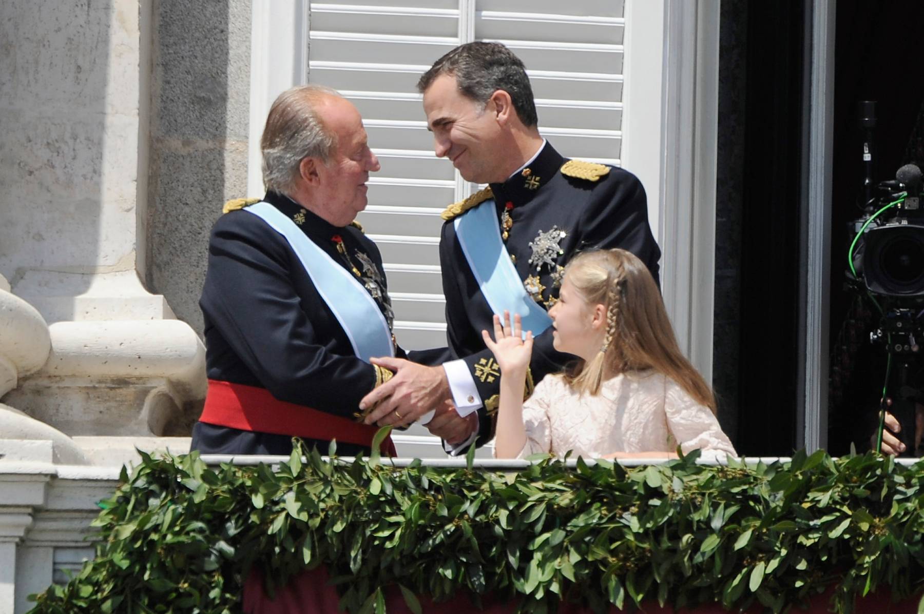 El Rey Juan Carlos I, junto al Rey Felipe VI y la princesa Leonor. (Foto: Gtres)