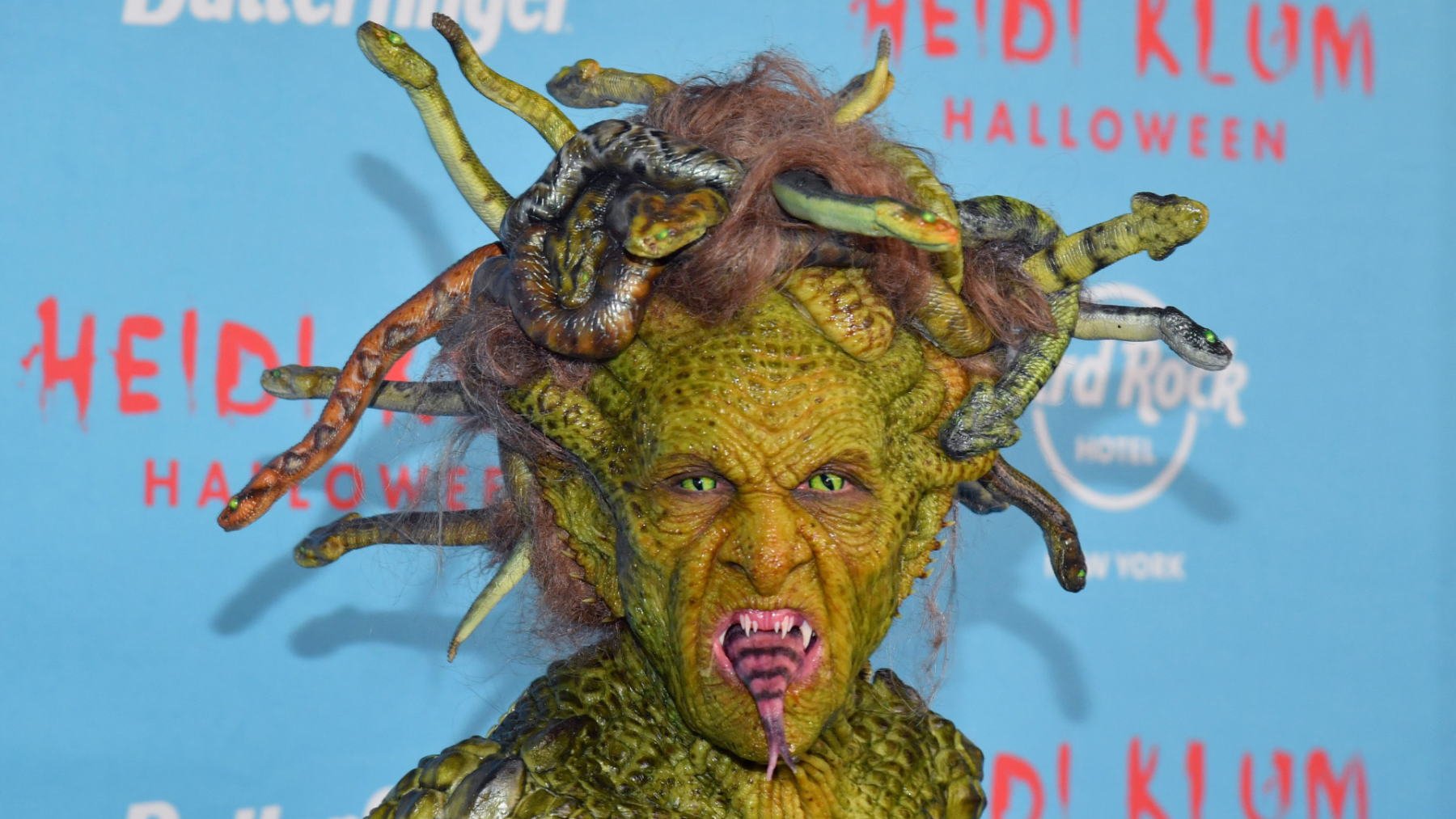 Heidi Klum se convierte en la reina de Halloween disfrazándose de una terrorífica medusa